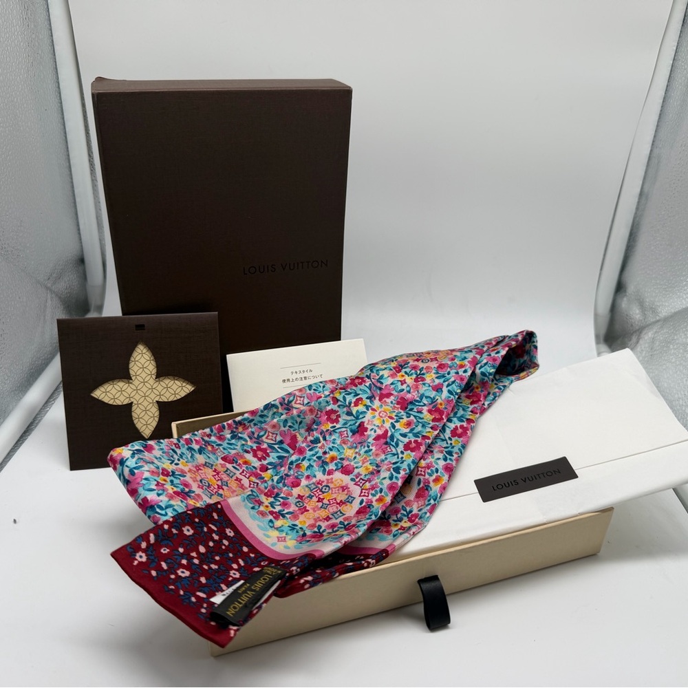 🚫SOLD🚫 NEW Louis Vuitton Twilly Floral Scarf